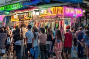 三天吸引100人排队买！地摊卖衣服的获客秘籍，低成本也能引爆流量